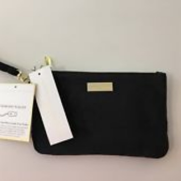 Adrienne Vittadini Handbags - 💜Adrienne Vittadini charging wallet